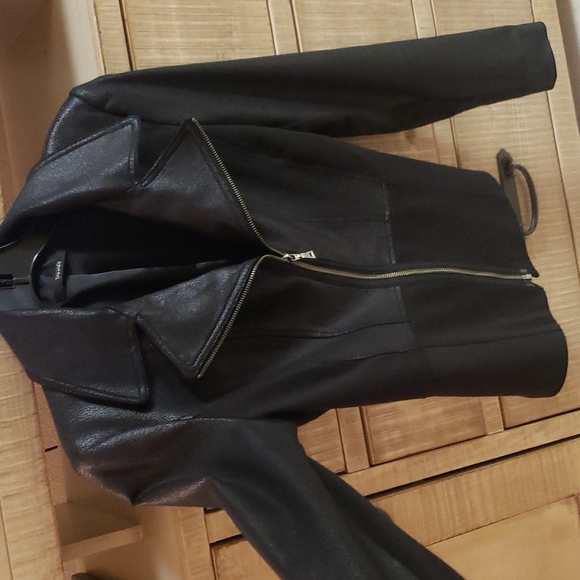 Tahari Jackets & Blazers - Tahari fitted zip up jacket- Great condition! Size 2-4. LOTS OF GIVE